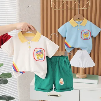 Красивый детский костюм 2023, летний Новый стиль для мальчиков, тонкая стильная дышащая одежда, мультяшный комплект из двух предметов с коротким рукавом