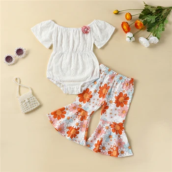 Летний комплект одежды для малышей от 0 до 24 м для маленьких девочек, комбинезон с коротким рукавом и эластичные расклешенные брюки в цветочек.