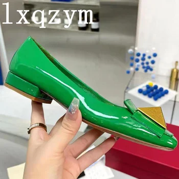Пикантные Зеленые, черные туфли из лакированной кожи на низком каблуке, высококачественный декор с заклепками, женские вечерние однотонные модные туфли-лодочки без застежки ручной работы