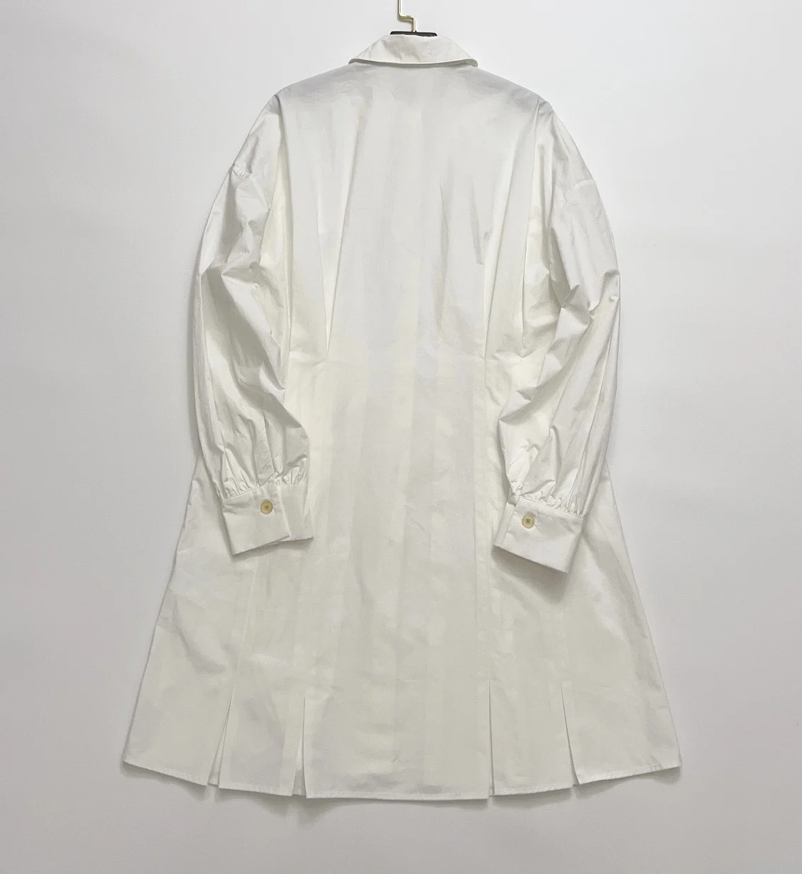 2023 Весенне-летнее плиссированное платье-рубашка из белого хлопка с нишевой талией, плиссированное платье-рубашка для женщин 2023 г. 1