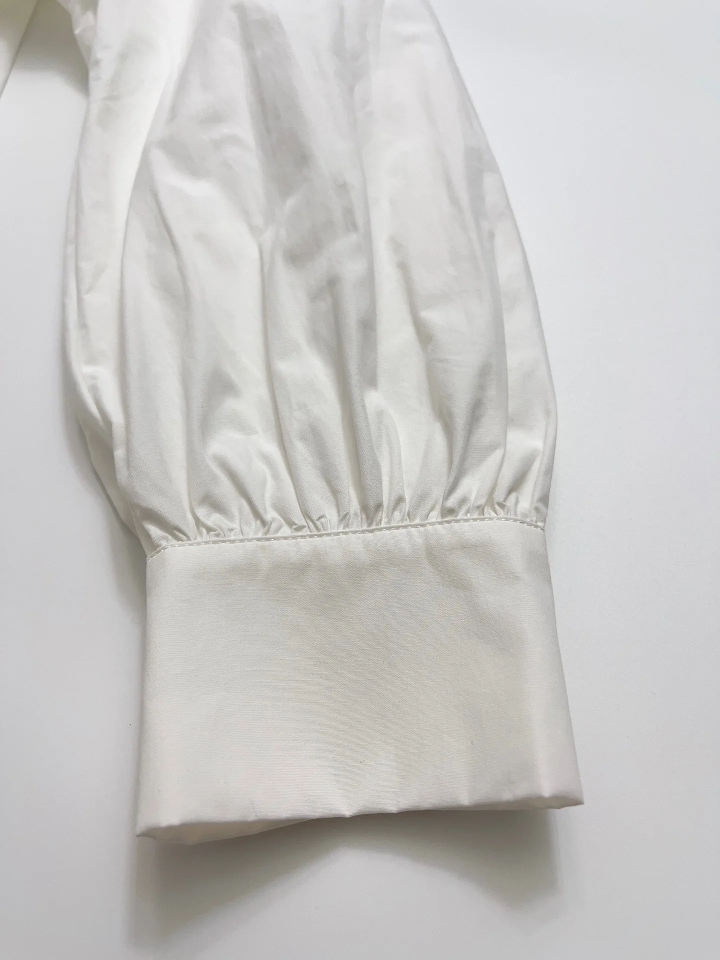 2023 Весенне-летнее плиссированное платье-рубашка из белого хлопка с нишевой талией, плиссированное платье-рубашка для женщин 2023 г. 3
