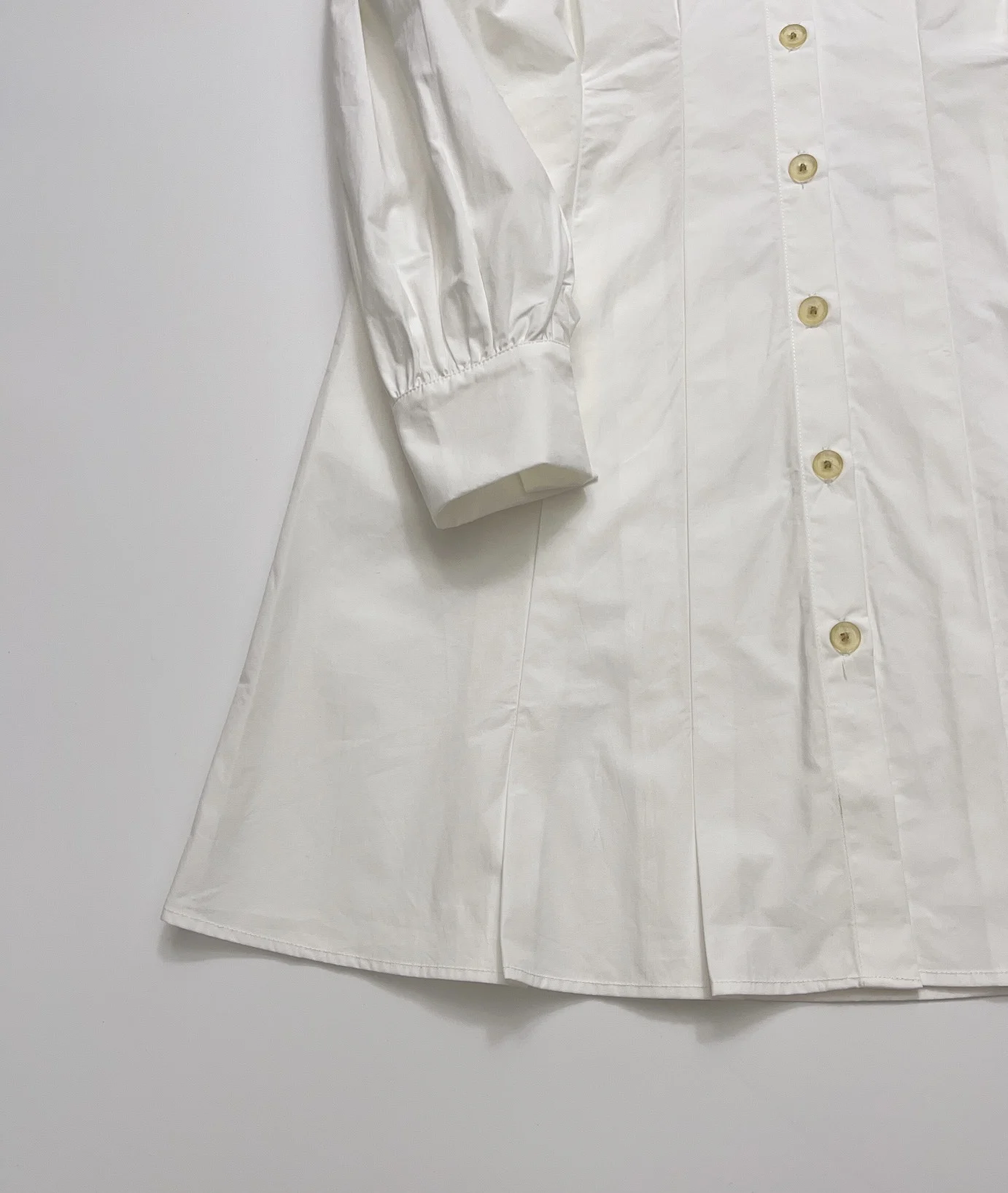 2023 Весенне-летнее плиссированное платье-рубашка из белого хлопка с нишевой талией, плиссированное платье-рубашка для женщин 2023 г. 4