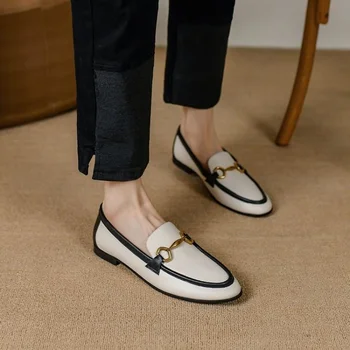 Весна и осень 2022, Новая женская обувь с круглым носком и глубокой металлической пряжкой на плоской подошве в британском стиле, универсальный цветовой контраст